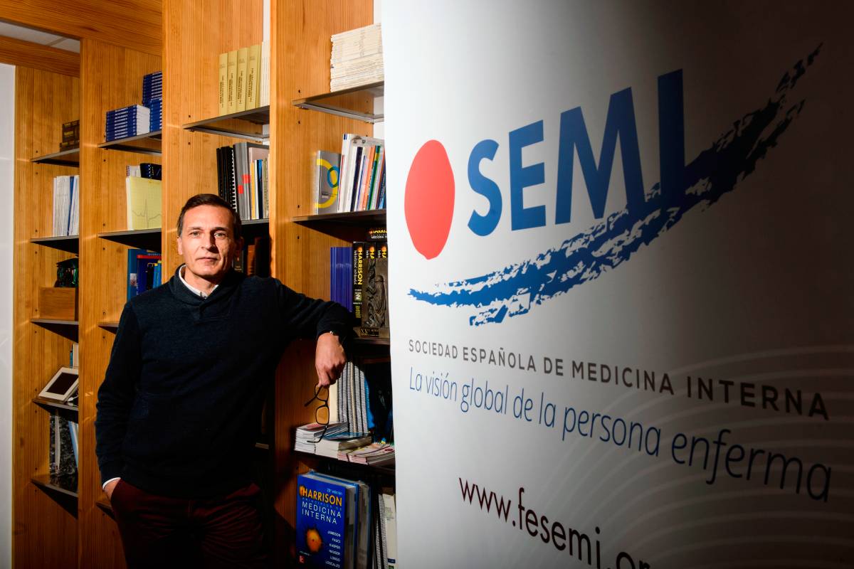 Jesús Díez Manglano, presidente de SEMI y jefe de Medicina Interna en el Hospital Royo Villanova, de Zaragoza (Foto: Luis Camacho).